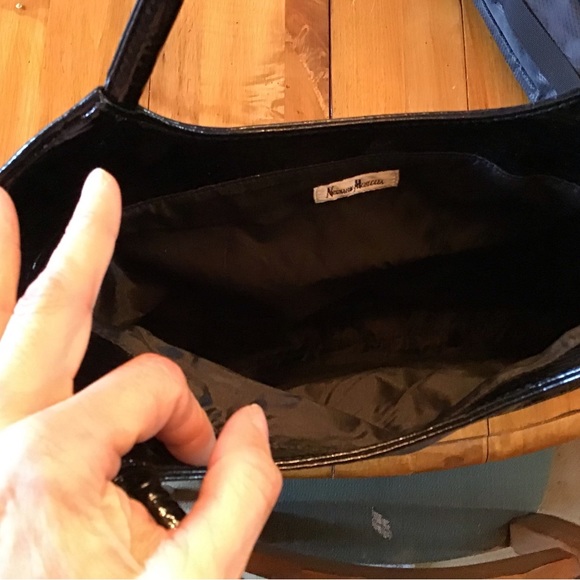 Neiman Marcus Leather Shoulder Tote Bag in Navy Blue. - Picture 4 of 4